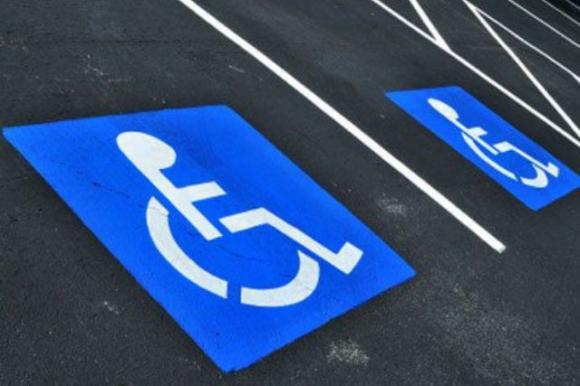 10% стояночных мест во дворах жилых домов отдадут под парковку для инвалидов