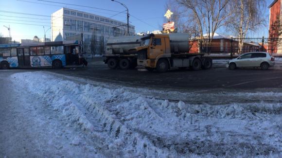 В центре Барнаула столкнулись грузовик и автобус №55 - подробности от ГИБДД (обновлено)