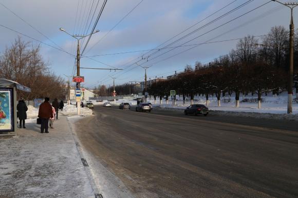 Горожанка подскользнулась на льду нечищенной остановки и едва не попала под машину