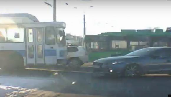 Странный маневр: барнаульцы обсуждают опасное вождение водителя иномарки (видео)