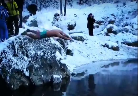 На Алтае индиец искупался в Голубых озерах во время морозов