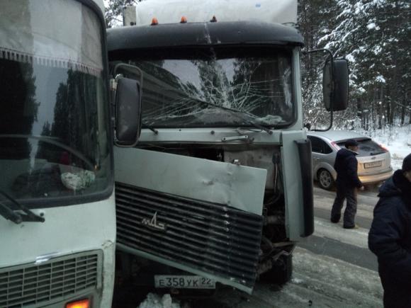 В Барнауле на лесной дороге МАЗ 