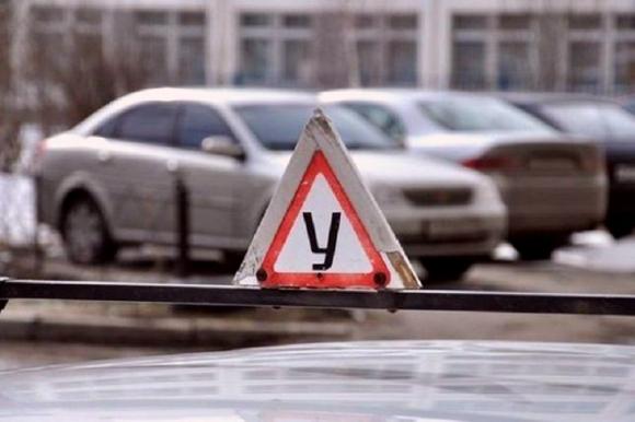 В Новоалтайске  ученица автошколы предложила автоинспектору взятку за экзамен на права