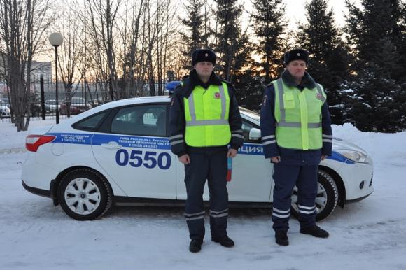 Полицейские спасли замерзающую семью на алтайской трассе