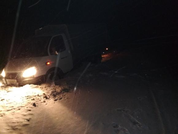 Автомобилист застрял на заметенной трассе по дороге в Камень-на-Оби (фото)