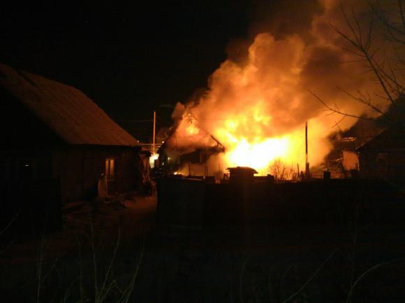 Двое человек погибли во время сильного пожара в частном доме Барнаула