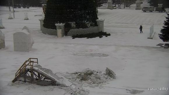 В Барнауле начали разбирать снежный городок на площади Сахарова