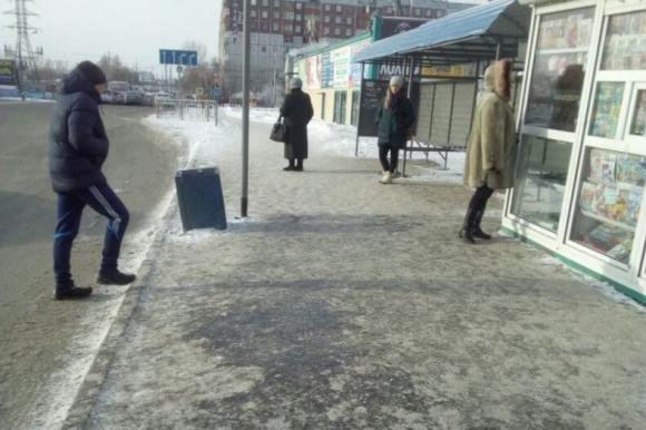 Жительница Барнаула подскользнулась на автобусной остановке и получила травму головы
