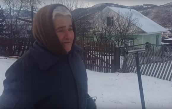 Алтайская бабушка вынуждена сквозь слезы носить воду в дом из-за капризов местного главы