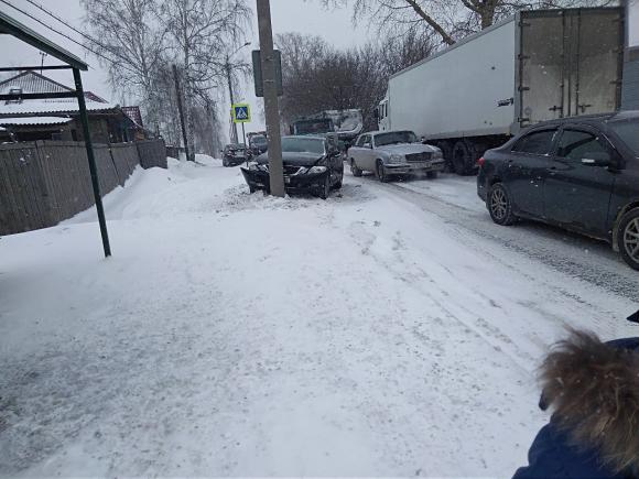 Несколько аварий осложняют дорожную обстановку в Барнауле