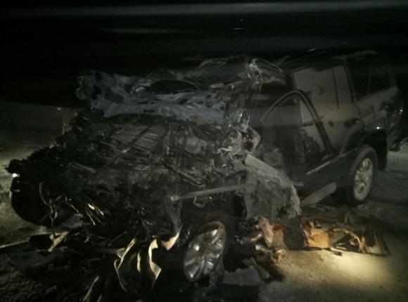 Водитель автомобиля Land Cruiser устроил лобовое столкновение на трассе и погиб (фото)
