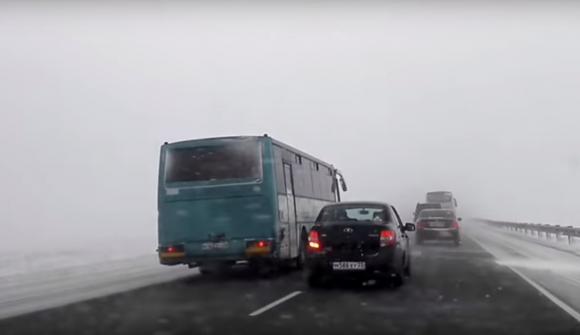 Рискованный маневр: на трассе Р-256 рейсовый автобус бесстрашно вышел на обгон (видео)