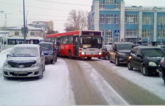 В Барнауле автобусы не могут проехать по Пушкина из-за припаркованных машин