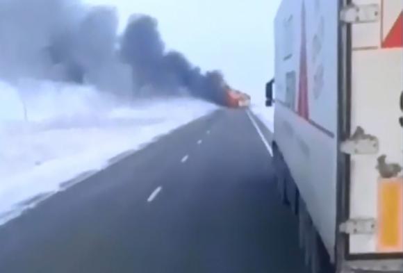 В Казахстане сгорел автобус с 52 пассажирами внутри (видео)