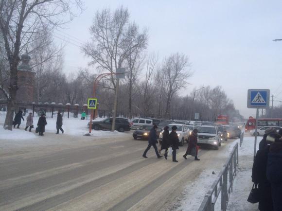 Пробка собралась у барнаульского храма из-за потока верующих через дорогу