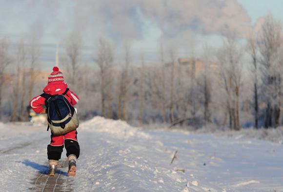 Родителям рекомендовали сопровождать детей  в школу во время морозов