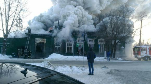 В Барнауле загорелось историческое здание на площади Свободы (видео)