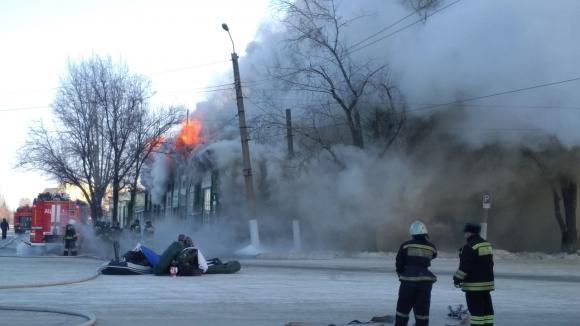 Работа пожарных бригад по ликвидации возгорания исторического здания