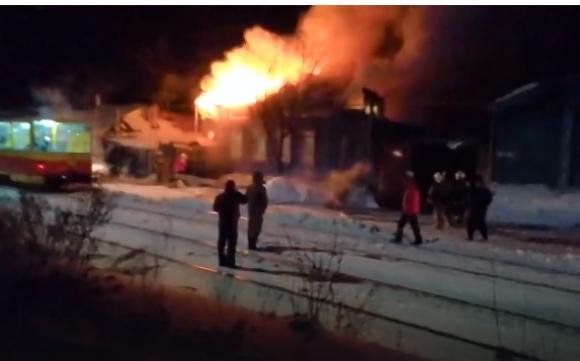 Пламя охватило частный дом в центре Барнаула (видео)