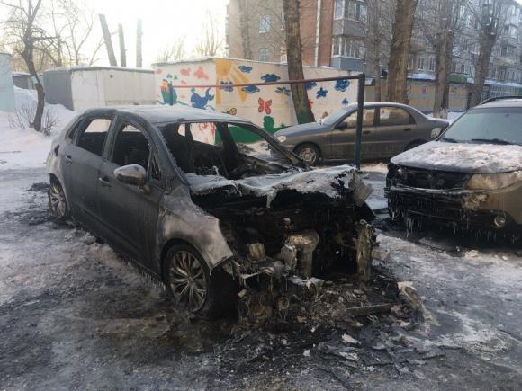 На парковке во дворе дома в Барнауле дотла сгорела иномарка (фото)