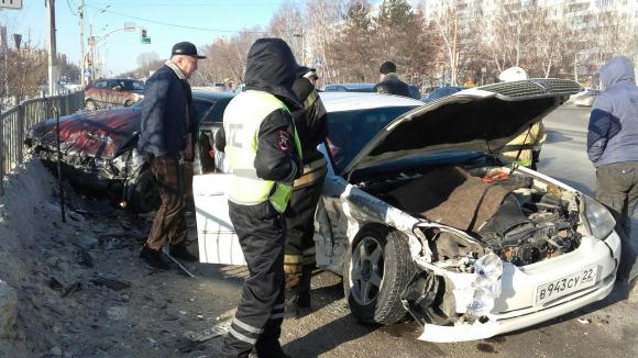 Серьезная авария произошла на пересечении Павловского тракта и ул. Георгиева (дополнено)