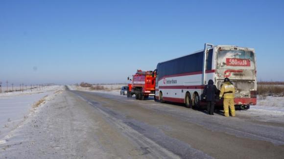 На алтайской трассе в мороз сломался автобус с детской хоккейной командой