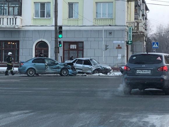 Серьезная авария с тремя машинами произошла на пр. Калинина (фото и видео)
