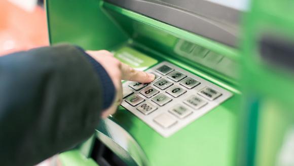 В Рубцовске вооруженные грабители напали на мужчину у банкомата