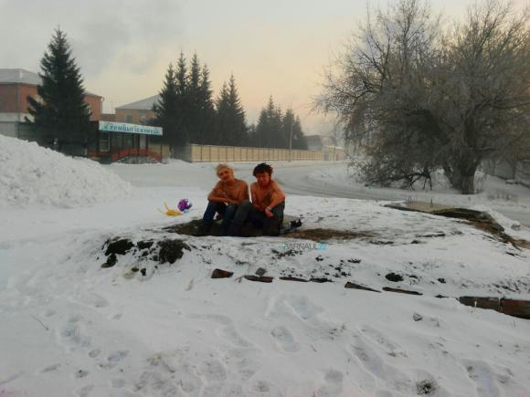 Кадр из жизни: бездомные в Новоалтайске сидят полуголые на морозе