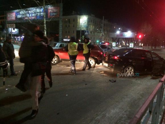 Погоня за пьяным водителем в центре Барнаула закончилась серьезным ДТП  (фото и видео)