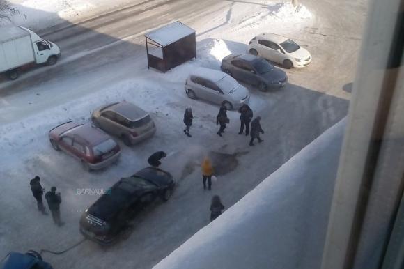 Асфальт провалился под машиной на парковке в спальном районе Барнаула (фото)