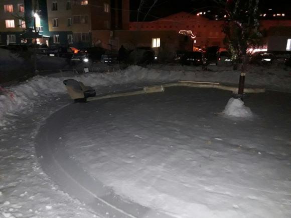 Жильцы своими силами создали снежный городок во дворе новостройки (фото)