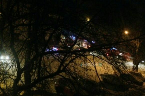 30 человек эвакуировали спасатели из-за ночного пожара в доме на Э. Алексеевой