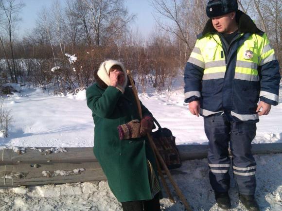 Сотрудники ГИБДД обнаружили на трассе замерзающую 86-летнюю бабушку