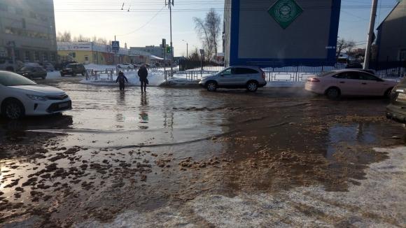 Горожанам приходится переходить дорогу по лужам из-за коммунальной аварии (фото)