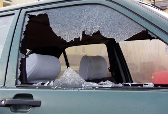 Злоумышленники побили стекла и скрутили аккумуляторы на машинах во дворе дома в Барнауле