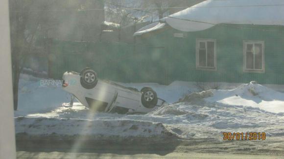 Автомобиль перевернулся на крышу на улице Челюскинцев