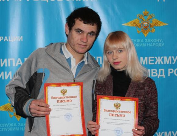 В Рубцовске наградили мужчину, который поймал выброшенную из окна девочку