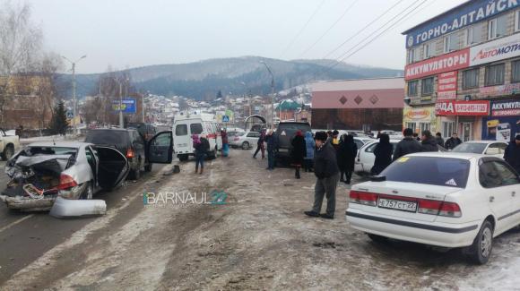 В Горно-Алтайске произошла массовая авария с участием семи машин (фото)