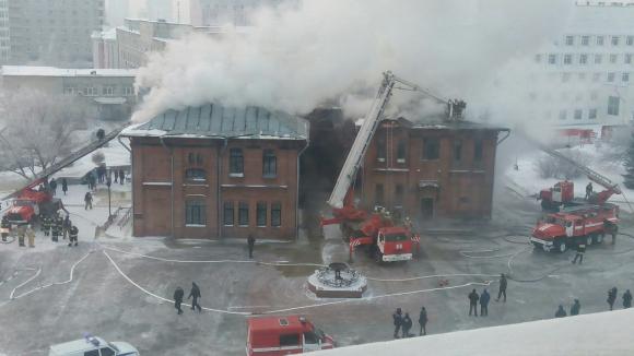 В центре Барнаула горит Дом интернационального движения (фото)