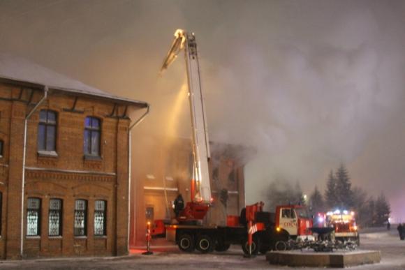 Пожарные продолжают тушить историческое здание в центре Барнаула (фото)