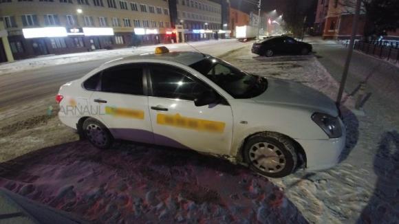 Полицейские Барнаула задержали таксиста, который сливал бензин (фото)