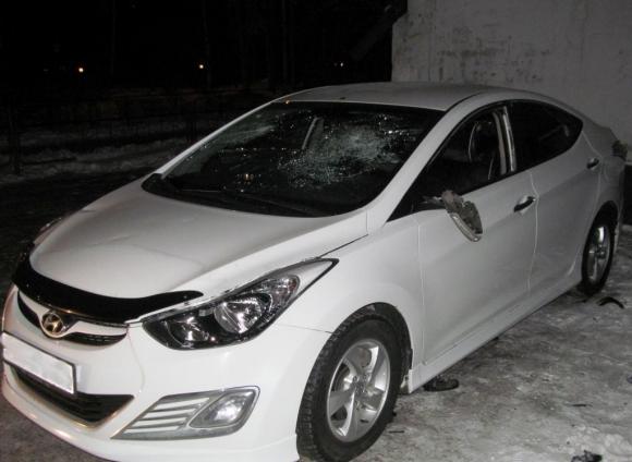 В Горном Алтае ревнивый муж разбил машину соперника (фото)