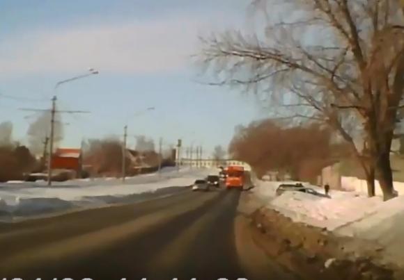 Crazy musorka: водителя мусоровоза накажут за опасный маневр на улице города (видео)