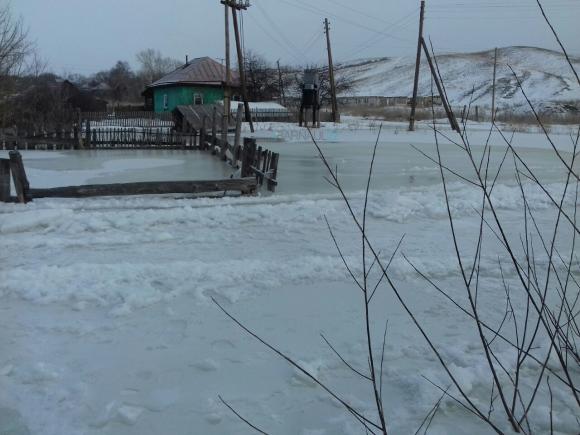 Спасатели выехали на помощь жителям села Первокаменка, чьи дома затопил местный ручей