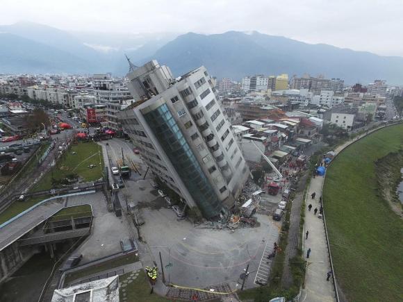Мощное землетрясение обрушилось на регион Тайваня (фото и видео)