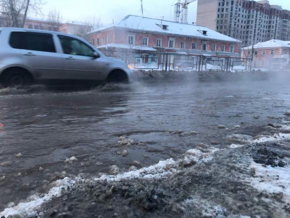 Проспект Барнаула затопило из-за коммунальной аварии (фото и видео)