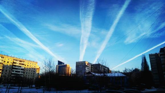 Барнаульцы сняли необычно много конденсационных следов от самолетов в небе (фото)