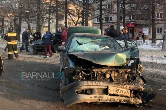 Авария в Барнауле: спасателям пришлось разрезать ВАЗ, чтобы достать водители (фото)