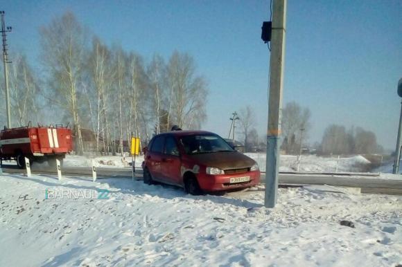 В Алтайском крае поезд снес легковушку - водитель проигнорировал сигнализацию
